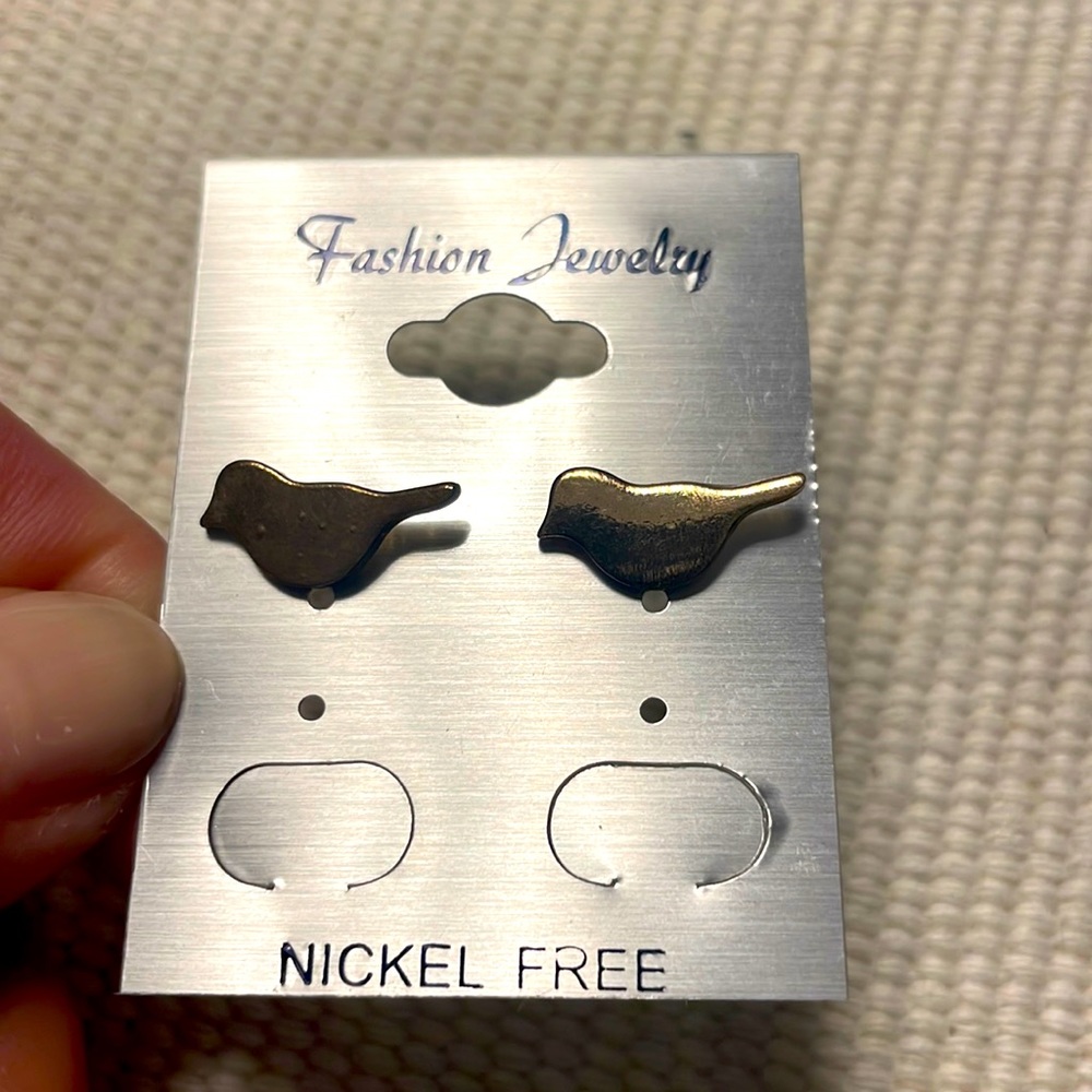 Adorable gold colored little birdie earrings